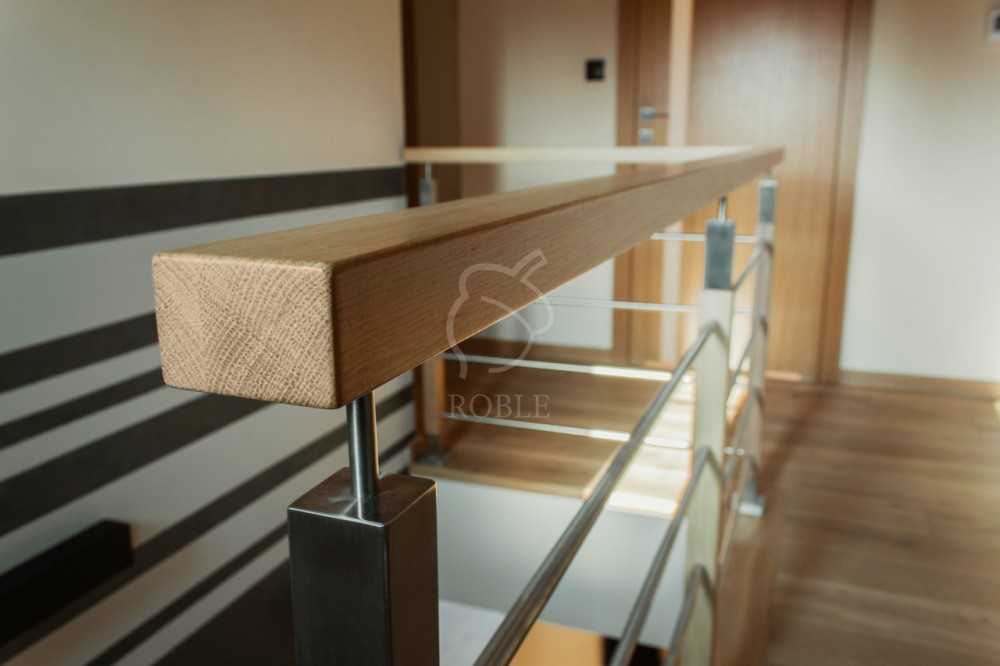 balustrady wewnętrzne nowoczesne z drewnianym pochwytem